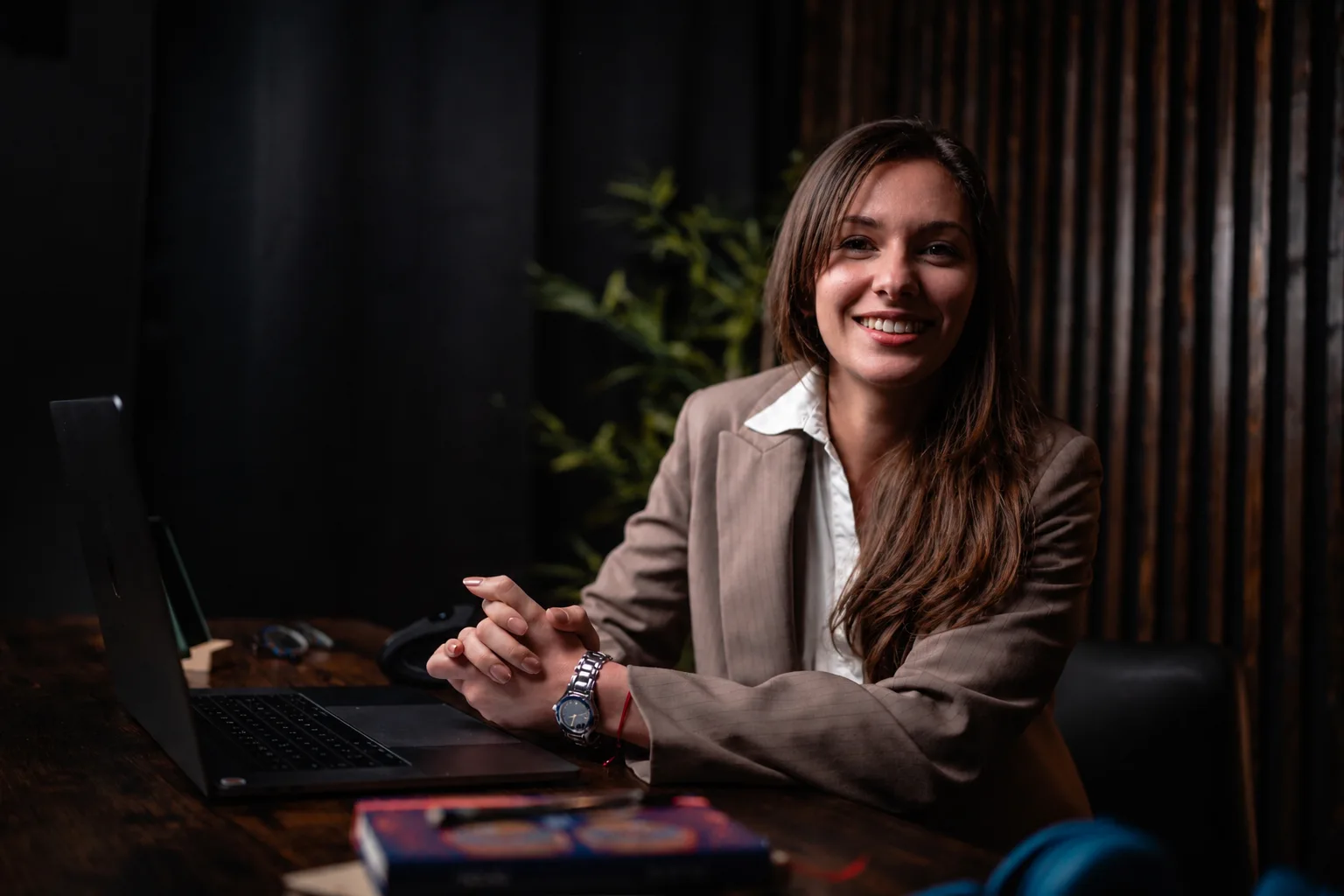 Andrea Petrova, diseñadora y desarrolladora web en Madrid, trabajando en su escritorio