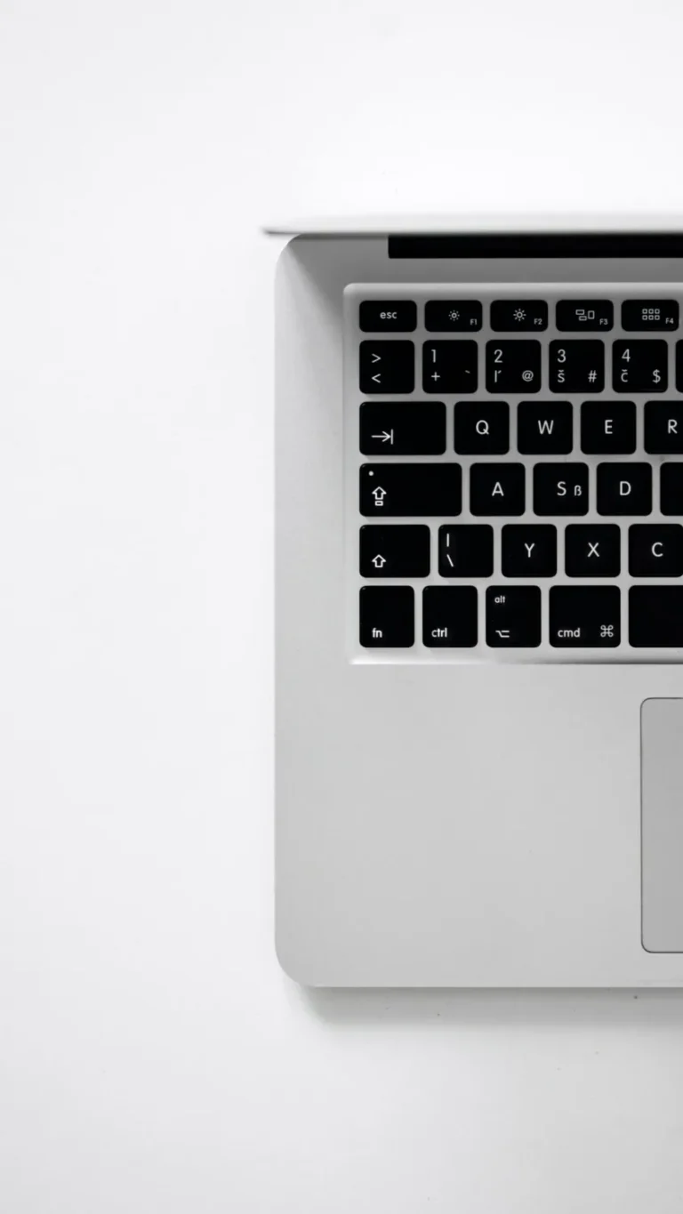Teclado de un portátil sobre fondo blanco