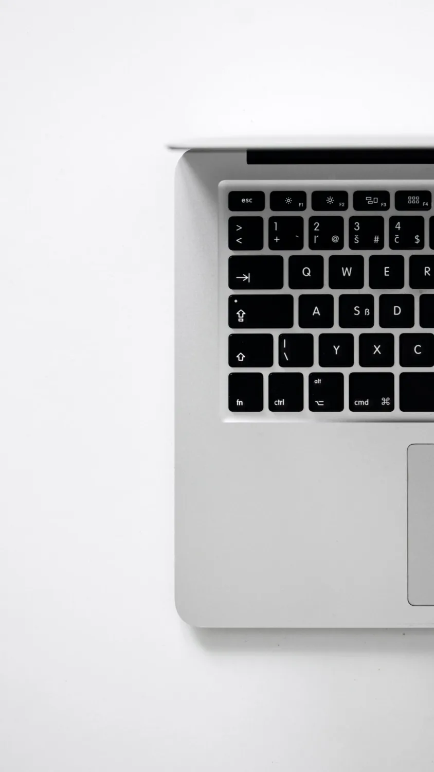 Teclado de un portátil sobre fondo blanco