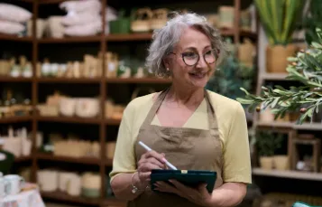 Comerciante con una tableta gestionando su tienda