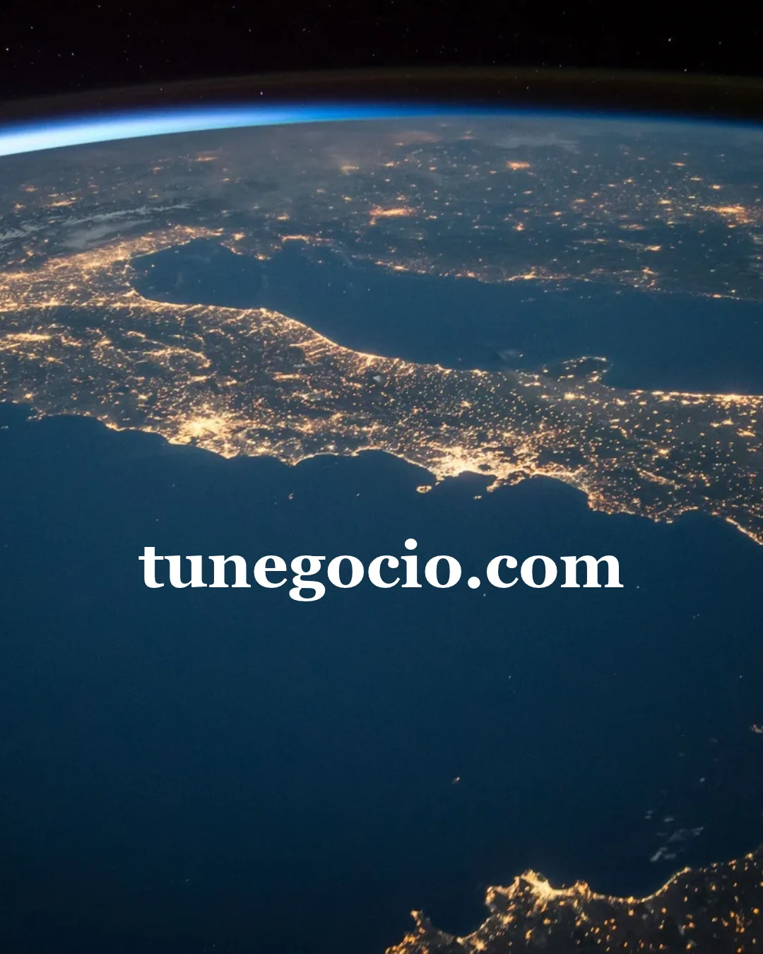 La Tierra de noche desde el espacio con el texto tunegocio.com