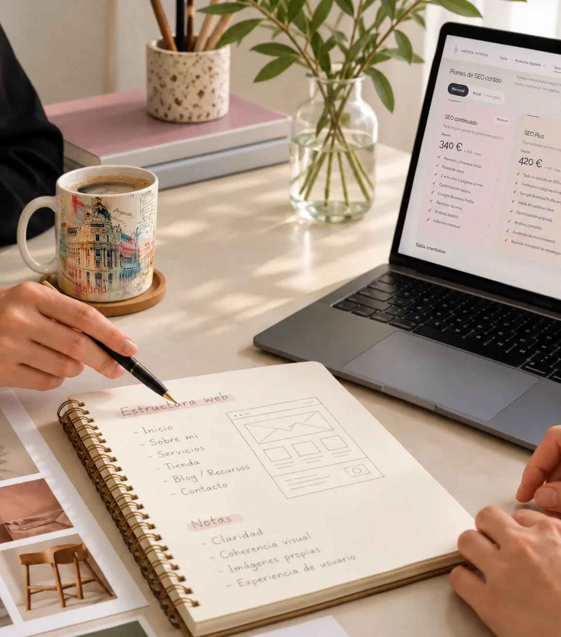 Planificación de la estructura de una web en un cuaderno, junto al portátil con la web de Andrea Petrova