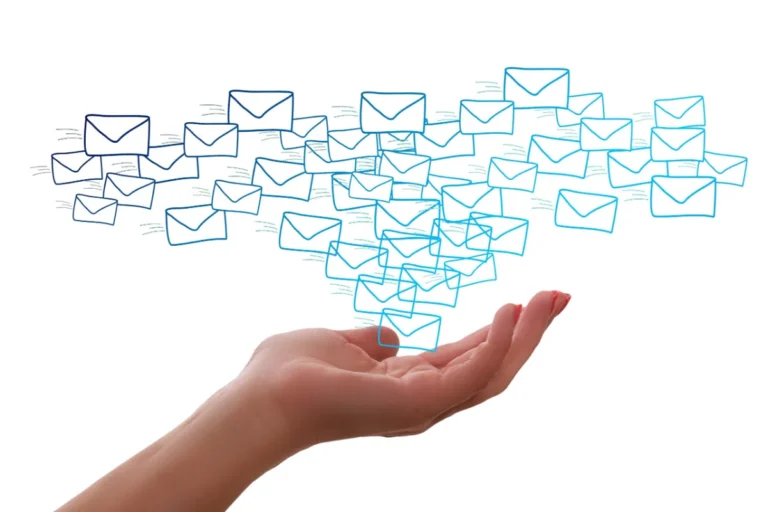Mano abierta con un flujo de emails sobre ella
