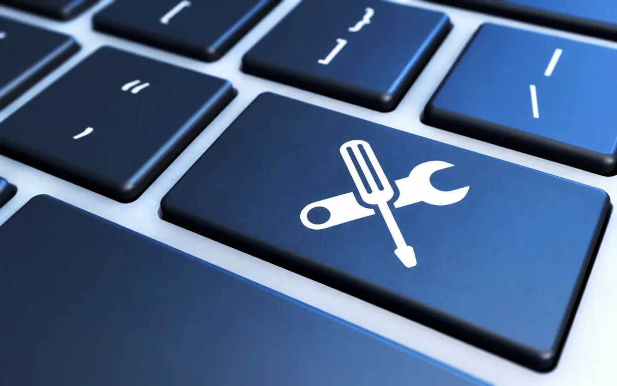 Tecla de teclado con herramientas, mantenimiento técnico de una web