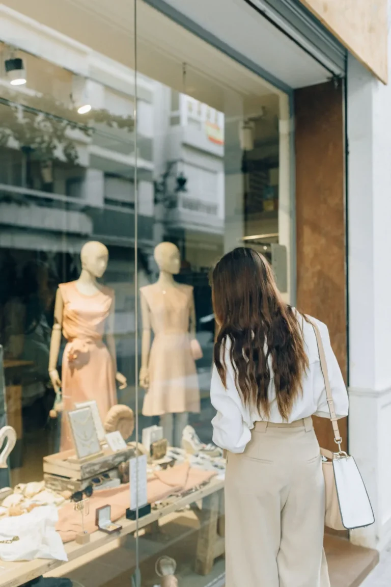 Clienta mirando un escaparate con ropa expuesta