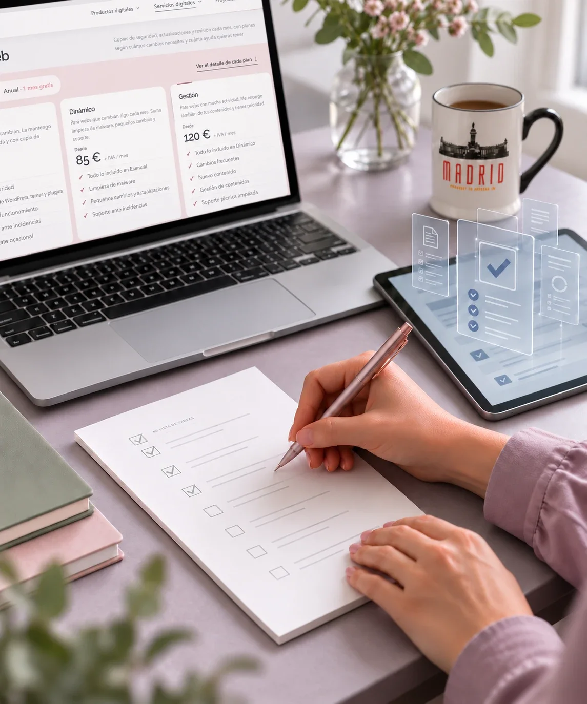 Revisión final de una web con lista de comprobación, portátil y tableta antes de publicarla