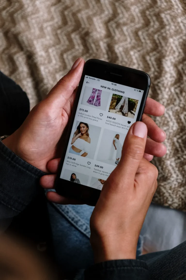 Persona comprando en una tienda online desde el móvil